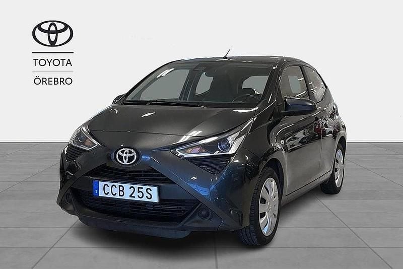 Grå Begagnad 2020 Toyota Aygo X-play Halvkombi | 99 900 kr (Marknadspris) - Bild 1/3