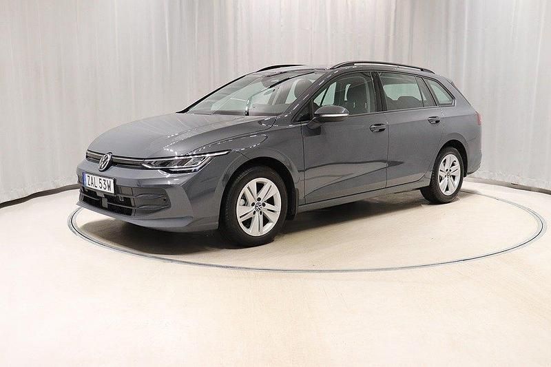 Mörkgrå (dolphin grey metallic) Ny 2025 VW Golf VIII Life Kombi | 329 800 kr (Bra pris) - Bild 1/4