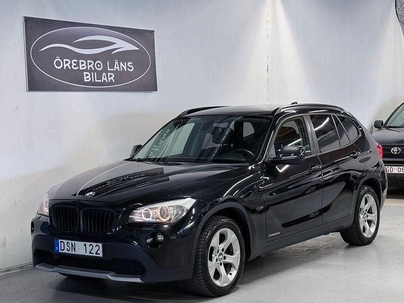 Svart Begagnad 2012 BMW X1 SUV | 114 900 kr (Marknadspris) - Bild 1/4