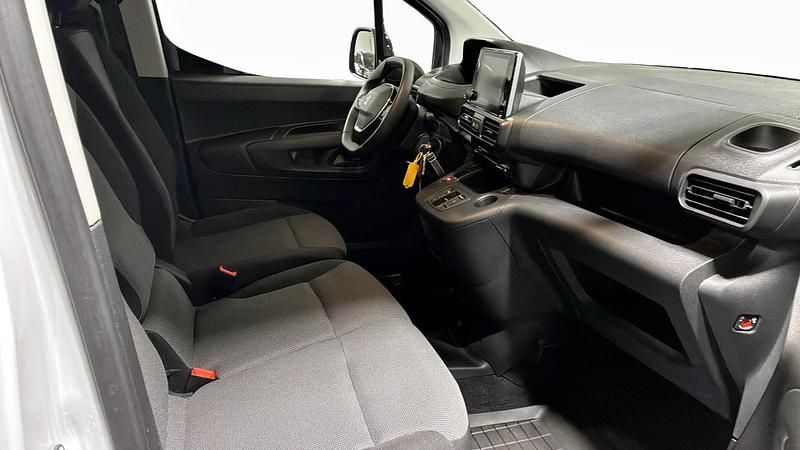 Begagnad Peugeot E-Partner 100 kW (136 HK) 2023 Vit Minibuss