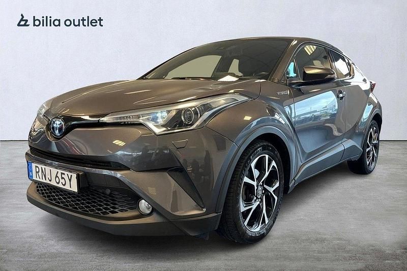 Mörkgrå (grå) Begagnad 2019 Toyota C-HR+ SUV | 189 900 kr (Marknadspris) - Bild 1/3