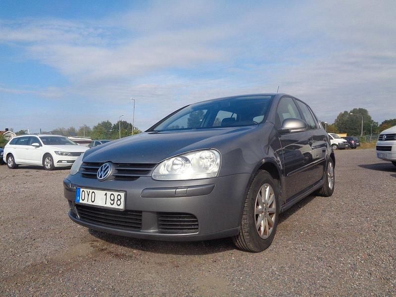 Mörkgrå (grå) Begagnad 2007 VW Golf V Trendline Halvkombi | 29 000 kr (Marknadspris) - Bild 1/4
