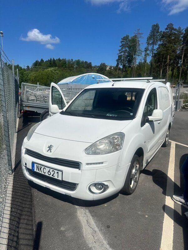 Vit Begagnad 2014 Peugeot Partner Minibuss | 30 000 kr (Superpris) - Bild 1/4