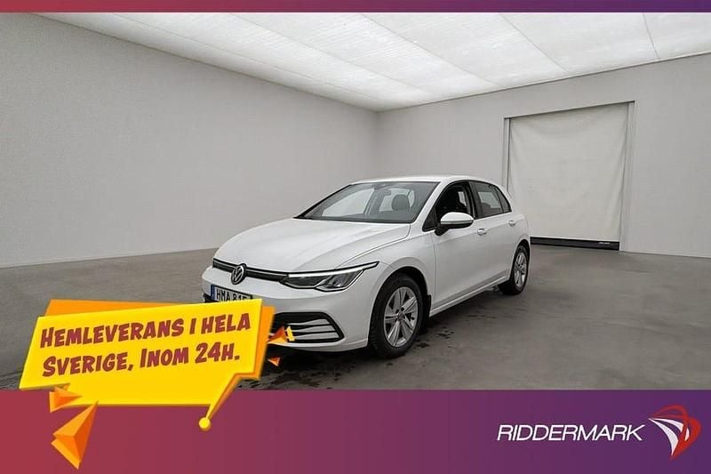 Vit Begagnad 2022 VW Golf VIII IQ Drive Halvkombi | 218 900 kr (Bra pris) - Bild 1/4