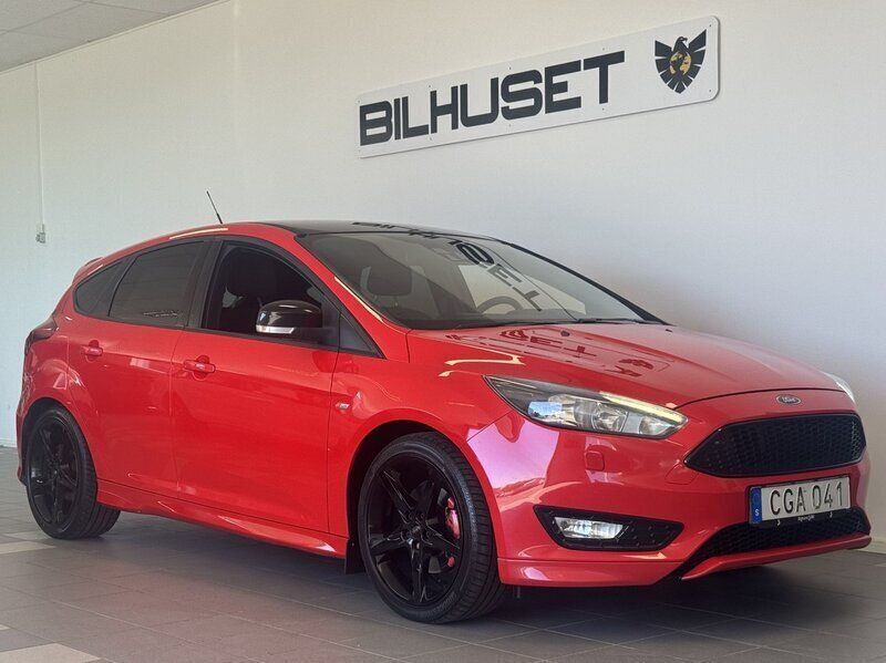 Röd Begagnad 2017 Ford Focus ST-Line Halvkombi | 119 900 kr (Marknadspris) - Bild 1/4