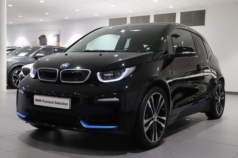Svart Begagnad 2022 BMW i3 Comfort Edition Halvkombi | 239 000 kr (Marknadspris) - Bild 1/3