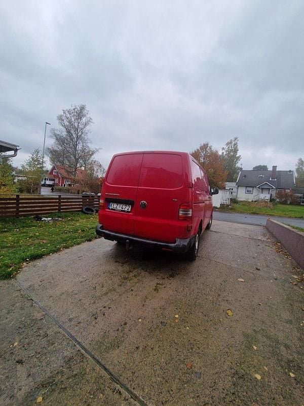 Röd Begagnad 2009 VW T5 Van | 45 000 kr (Bra pris) - Bild 1/4