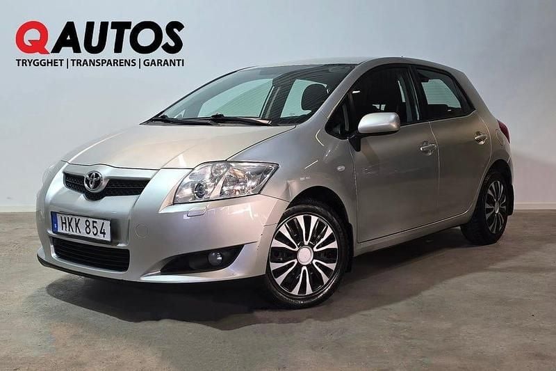 Silver Begagnad 2008 Toyota Auris Halvkombi | 69 800 kr (Lite dyr) - Bild 1/4