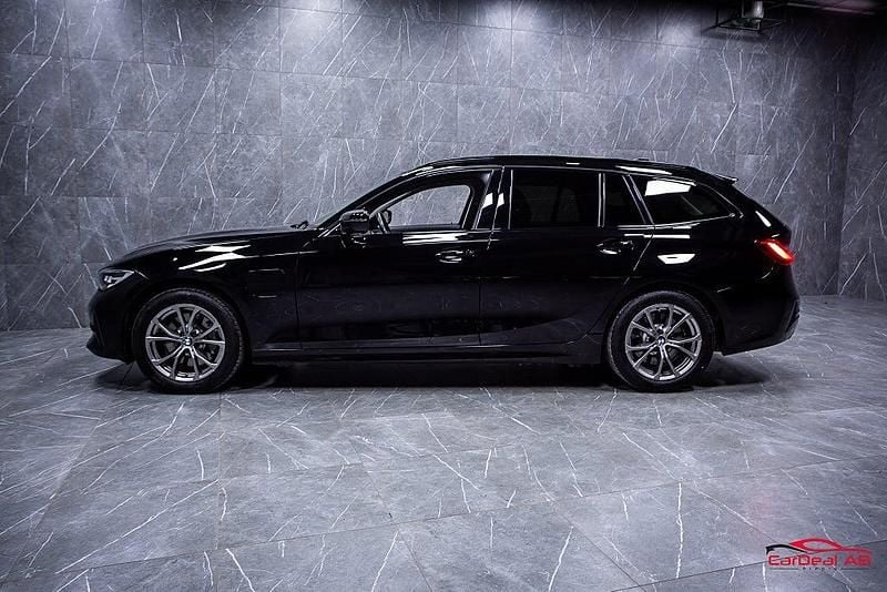 Begagnad BMW 330e Sport Line 184 HK (135 kW) 2020 Svart Kombi