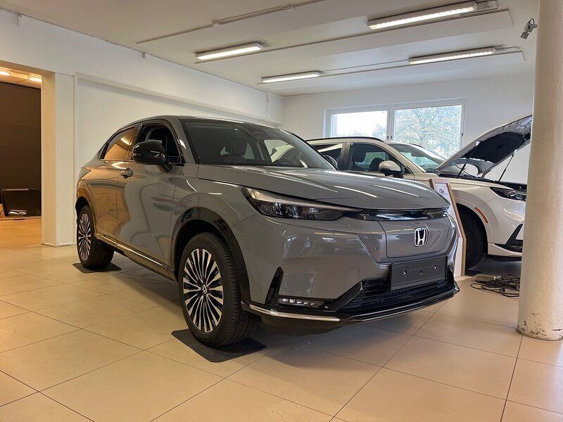 Grå Ny 2024 Honda e:Ny1 SUV | 448 800 kr (Marknadspris) - Bild 1/4