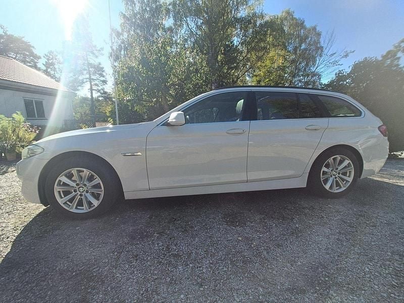 Vit Begagnad 2013 BMW 520 Kombi | 120 000 kr (Bra pris) - Bild 1/4