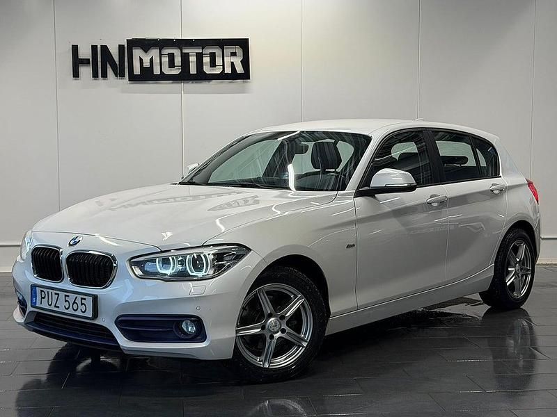Vit Begagnad 2016 BMW 116 Sport Line Halvkombi | 144 900 kr (Marknadspris) - Bild 1/4