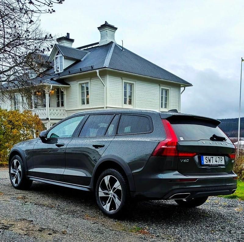 Begagnad Volvo V60 CC 197 HK (144 kW) 2022 Pine gray, grå/grön metallic Kombi