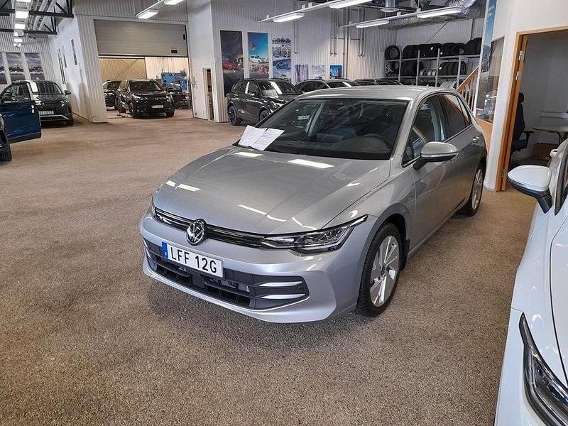Vit (pure white) Ny 2025 VW Golf VIII Life Kombi | 284 900 kr (Marknadspris) - Bild 1/4