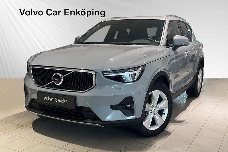 Grå Begagnad 2024 Volvo XC40 Core SUV | 364 900 kr (Bra pris) - Bild 1/3