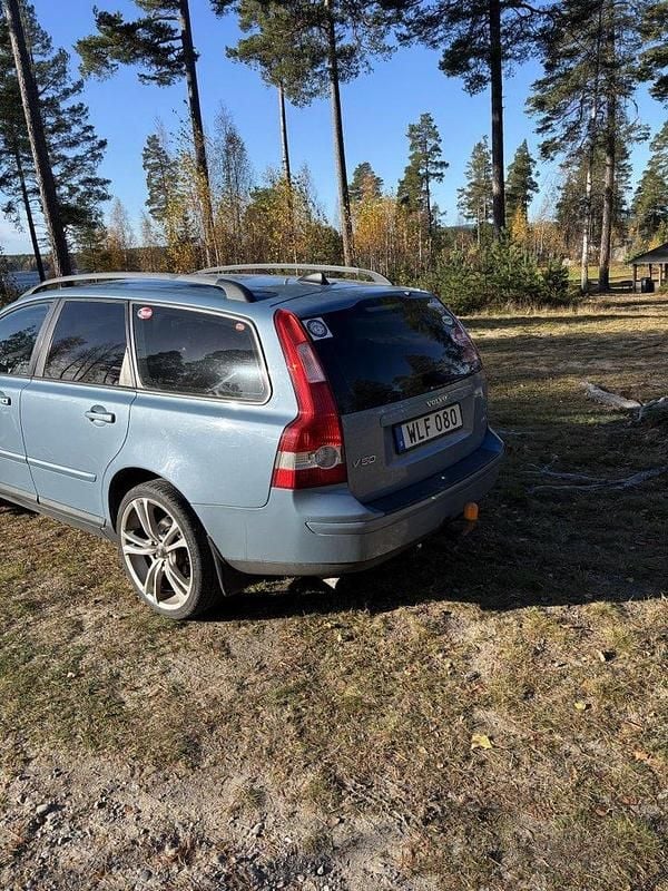 Blå Begagnad 2005 Volvo V50 Momentum Kombi | 17 000 kr (Bra pris) - Bild 1/3