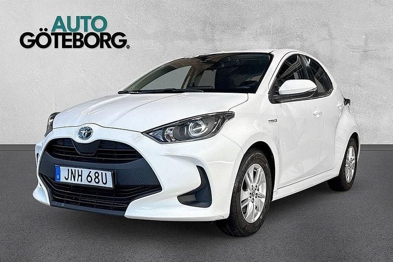 Vit Begagnad 2020 Toyota Yaris Hybrid Active Halvkombi | 154 900 kr (Marknadspris) - Bild 1/4