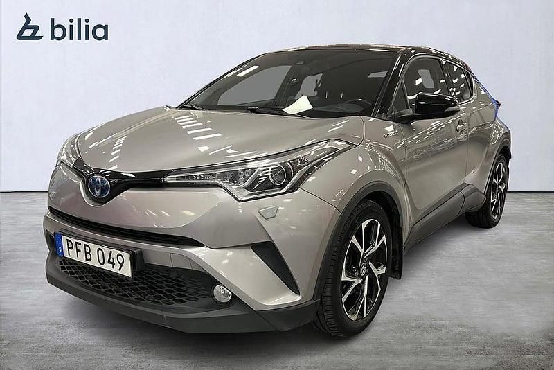 Grå Begagnad 2017 Toyota C-HR Style SUV | 159 900 kr (Marknadspris) - Bild 1/3