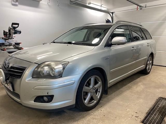 Silver Begagnad 2006 Toyota Avensis Kombi | 5 000 kr (Superpris) - Bild 1/4