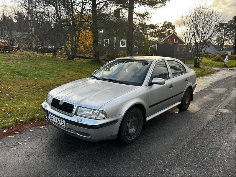 Grå Begagnad 2000 Skoda Octavia Halvkombi | 15 000 kr (Marknadspris) - Bild 1/4