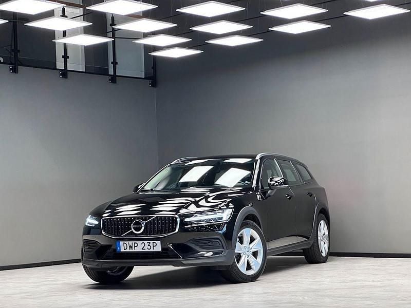 Svart Begagnad 2022 Volvo V60 CC Kombi | 329 900 kr (Marknadspris) - Bild 1/3