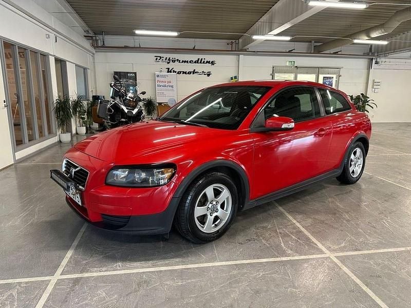Röd Begagnad 2009 Volvo C30 Drive Kinetic Halvkombi | 34 900 kr (Marknadspris) - Bild 1/4