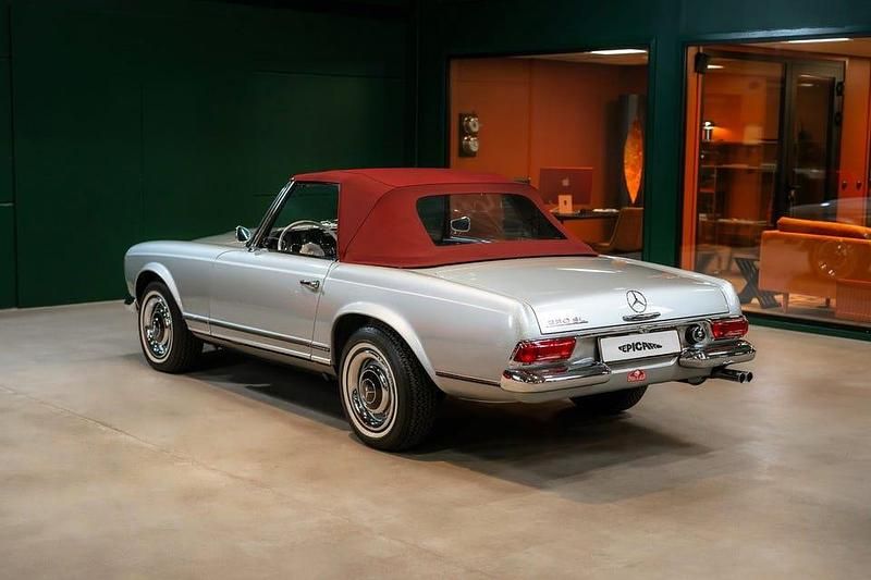 Begagnad Mercedes 230 150 HK (110 kW) 1965 Silver Cab