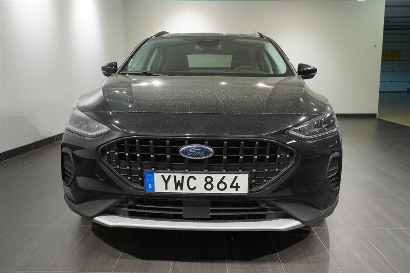 Svart (agate black) Begagnad 2023 Ford Focus Active Halvkombi | 229 900 kr (Marknadspris) - Bild 1/4