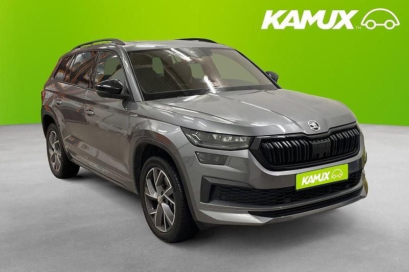 Silver/grå Begagnad 2022 Skoda Kodiaq SportLine SUV | 409 700 kr (Lite dyr) - Bild 1/4