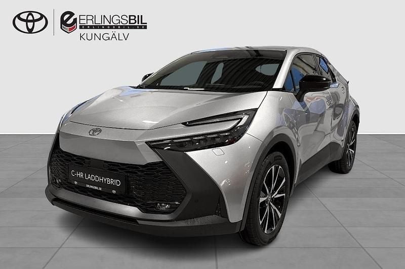 Silver Ny 2025 Toyota C-HR+ Style SUV | 419 500 kr (Marknadspris) - Bild 1/4