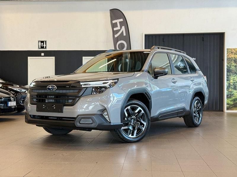 Grå Ny 2025 Subaru Forester SUV | 423 400 kr (Marknadspris) - Bild 1/4