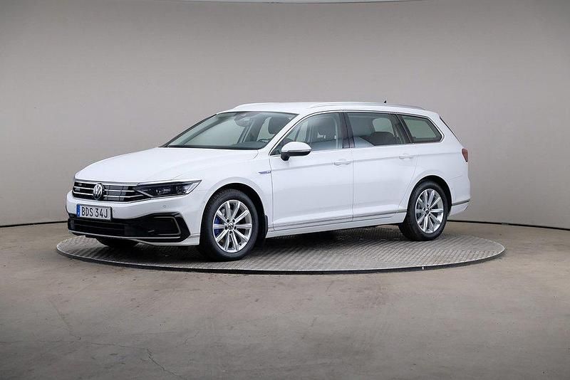 Vit Begagnad 2020 VW Passat Executive Kombi | 235 000 kr (Marknadspris) - Bild 1/4