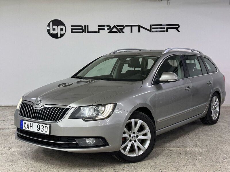 Ljusbrun Begagnad 2013 Skoda Superb Ambition Kombi | 89 900 kr (Marknadspris) - Bild 1/4