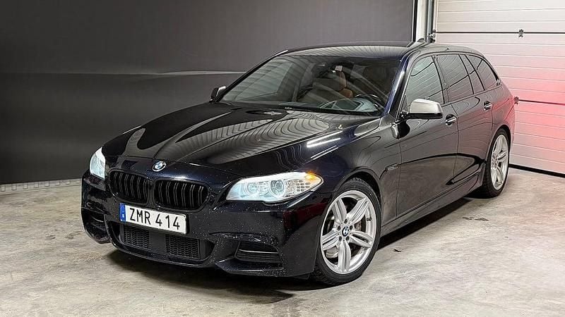 Svart Begagnad 2013 BMW M550 Comfort Edition Sedan | 189 800 kr (Bra pris) - Bild 1/4
