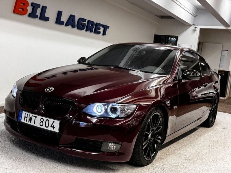 Mörkröd Begagnad 2008 BMW 325 Comfort Edition Sportkupé | 89 900 kr (Lite dyr) - Bild 1/4