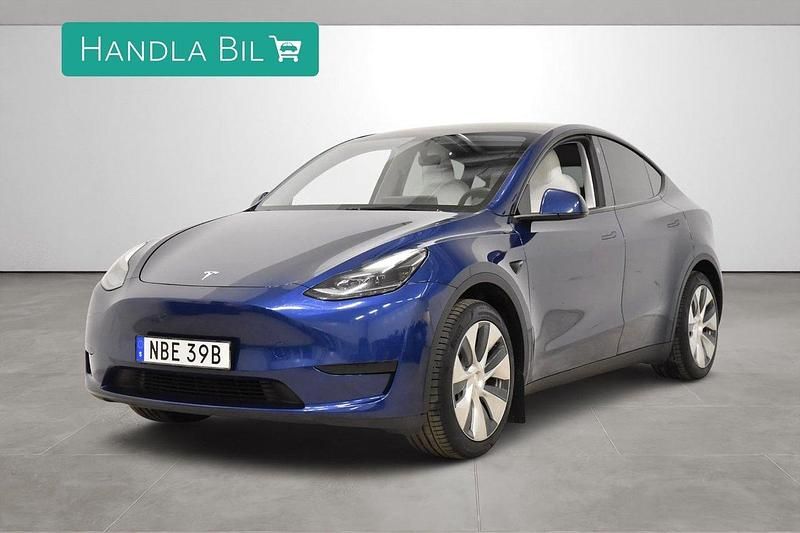 Blå Begagnad 2023 Tesla Model Y Standard Range SUV | 334 900 kr (Marknadspris) - Bild 1/4