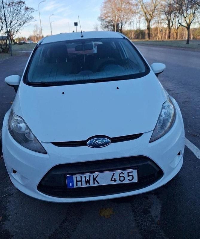 Vit Begagnad 2009 Ford Fiesta Trend Halvkombi | 45 000 kr (Lite dyr) - Bild 1/2