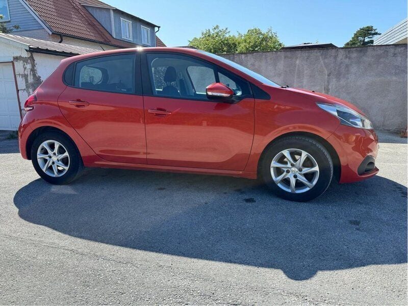 Orange Begagnad 2015 Peugeot 208 Halvkombi | 75 000 kr (Marknadspris) - Bild 1/4