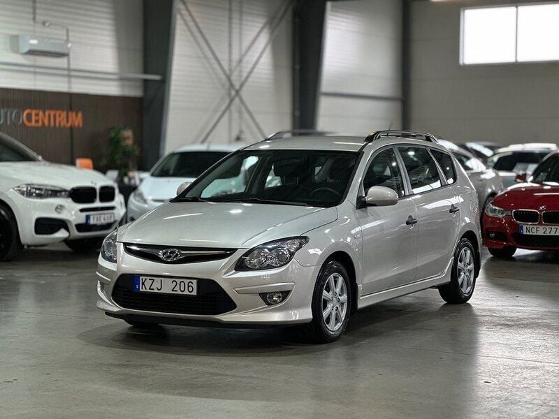 Ljusbrun (brun) Begagnad 2010 Hyundai i30 Select Kombi | 59 900 kr (Marknadspris) - Bild 1/4
