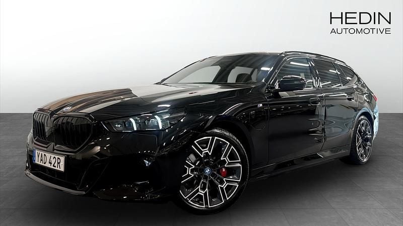 Svart (black) Begagnad 2025 BMW 530e M Sport Kombi | 658 700 kr (Superpris) - Bild 1/4