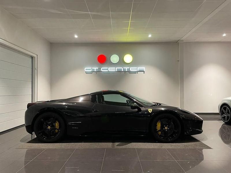 Begagnad Ferrari 458 570 HK (419 kW) 2013 Svart Cab