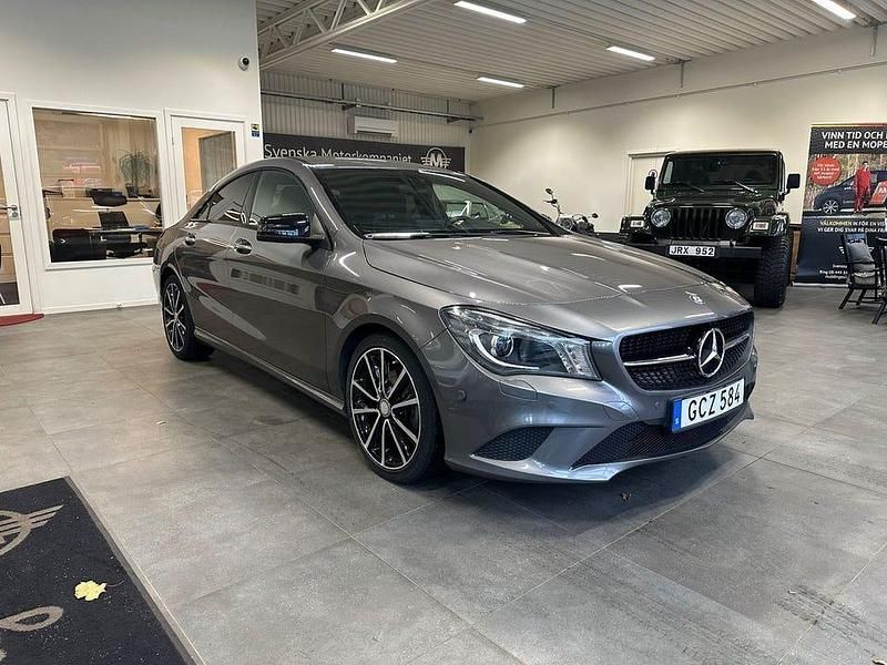 Mörkgrå Begagnad 2015 Mercedes CLA200 Edition Sportkupé | 179 900 kr (Bra pris) - Bild 1/4