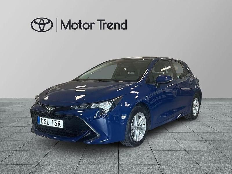 Mörkblå (blå) Begagnad 2019 Toyota Corolla Active Halvkombi | 174 900 kr (Marknadspris) - Bild 1/3
