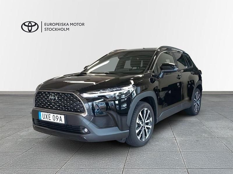 Svart Begagnad 2025 Toyota Corolla Cross Style SUV | 379 900 kr - Bild 1/4