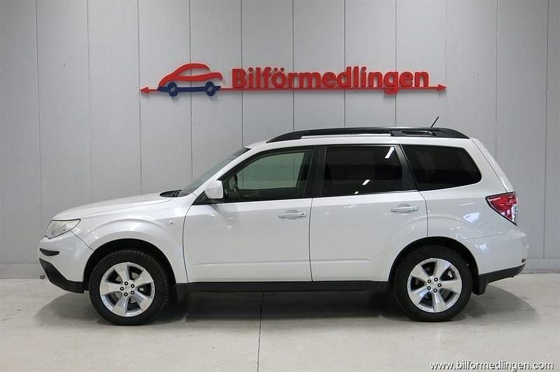 Vit samma som bilen, svart Begagnad 2010 Subaru Forester SUV | 69 900 kr (Marknadspris) - Bild 1/4