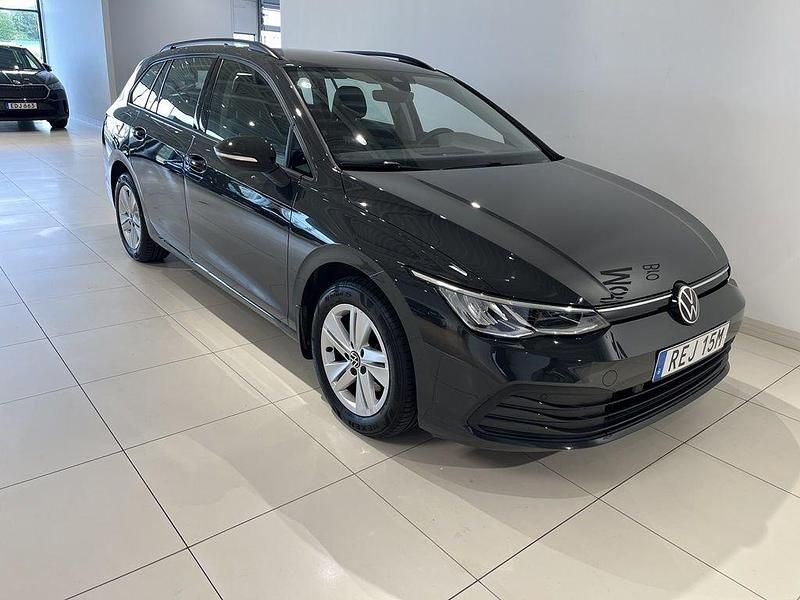 Grå (urano grey) Begagnad 2022 VW Golf VIII Life Kombi | 239 000 kr (Bra pris) - Bild 1/4