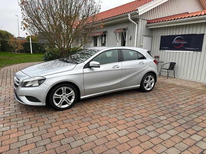 Silver Begagnad 2013 Mercedes A180 Halvkombi | 89 900 kr (Lite dyr) - Bild 1/4
