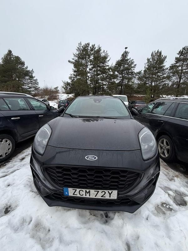 Svart skinn Begagnad 2021 Ford Puma SUV | 165 000 kr (Marknadspris) - Bild 1/4