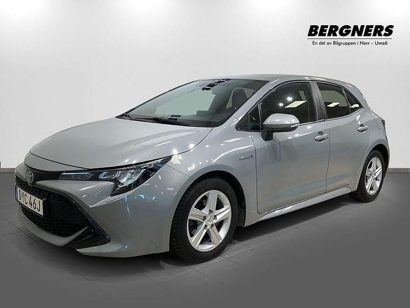 Grå Begagnad 2020 Toyota Corolla Hybrid Active Halvkombi | 229 900 kr (Marknadspris) - Bild 1/4