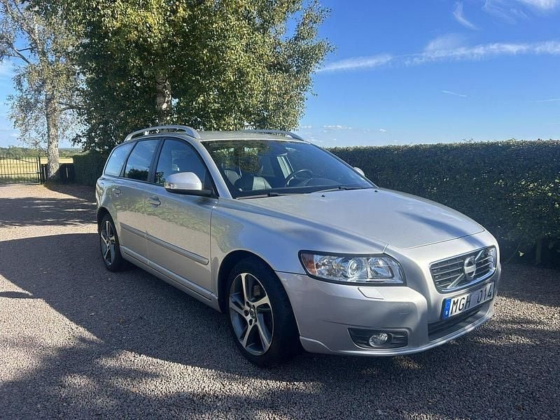 Grå Begagnad 2012 Volvo V50 Momentum Kombi | 115 000 kr (Lite dyr) - Bild 1/4